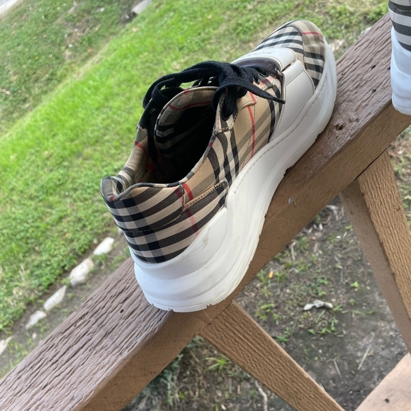 BURBERRY SHOES - Picture 2 of 12